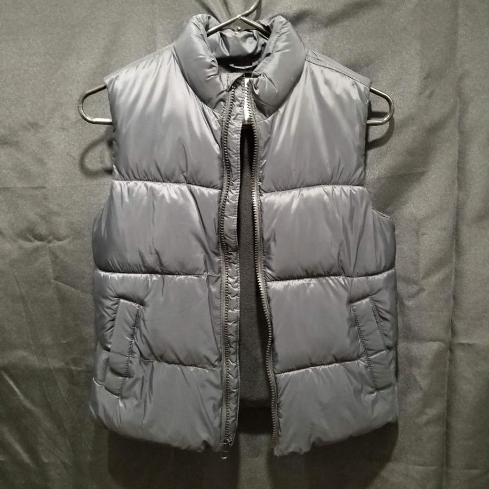 Boys size 8 Old Navy Puffer Vest zip up